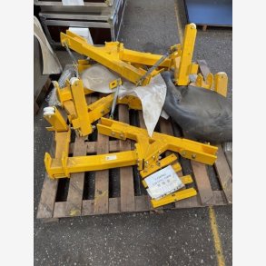 Lifting tool for accumulators